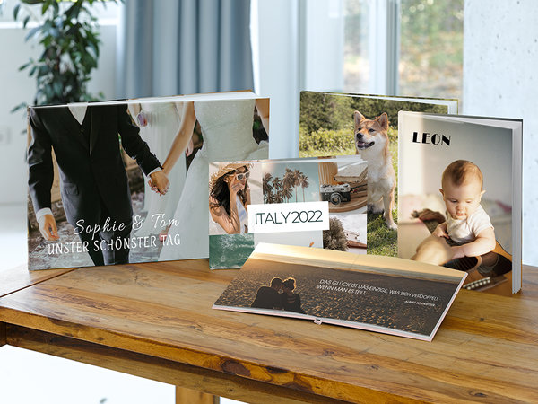 Verschiedene Fotobücher auf einem Holztisch