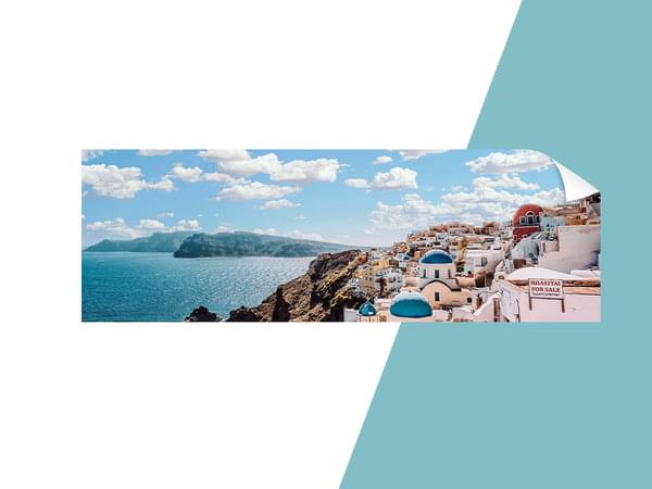 Panoramaposter von einer griechischen Stadt am Meer.