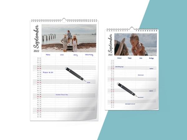 Zwei Familienkalender mit unterschiedlichen Größen und Menschen als Motiv.