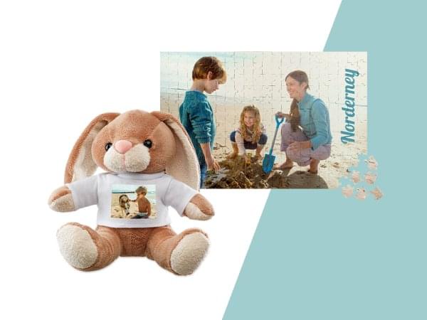 Foto Puzzle mit Motiv einer Familie und Kuscheltier Hase mit bedrucktem T-Shirt.