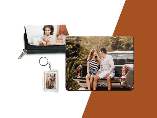 Schlüsselanhänger, Mousepad und Geldbeutel, bedruckt mit Fotos von Pärchen, einem Pferd und einem Kind.